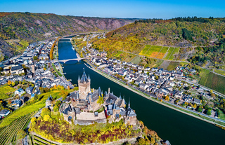 Vogelperspektive auf die Kleinstadt Cochem mit den danebenliegenden Anbauflächen. 