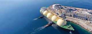 LNG-Terminal mit Frachtschiff