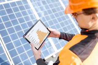 Solarenergieproduktion auf Tablet verfolgen