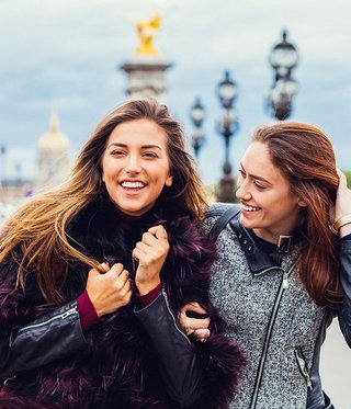 Zwei Frauen beim Shoppen