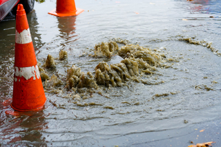 Überflutung auf Straße, Wasser kann nicht mehr abfließen