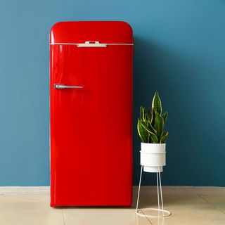 roter Kühlschrank