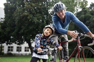 Mann und Kind auf Fahrrad