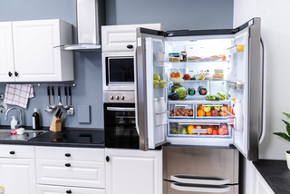Küche mit offenem, gefülltem Kühlschrank