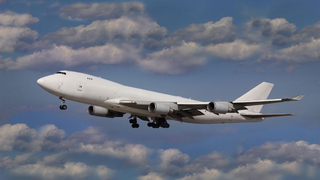 Passagierflugzeug in den Wolken