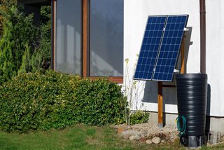Mini-Solarpanel im Garten