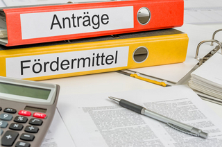 Aktenordner beschriftet mit Anträge und Fördermittel