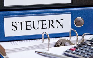 Ordner mit der Aufschrift "Steuern"