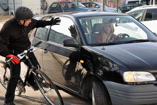 Gefahr: Auto kollidiert mit Radfahrer