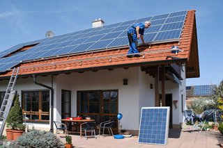 Ein Solardach wird vollflächig installiert