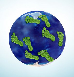 Grüner Fußabdruck auf dem blauen Planeten