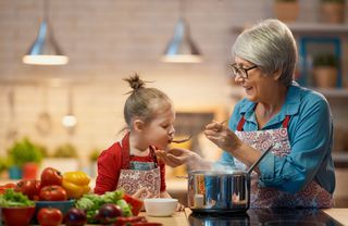 Oma und Enkelin kochen