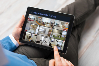 Blick auf Laptop mit Programm zur Smart-Home-Steuerung Blick auf Laptop mit Programm zur Smart-Home-Steuerung