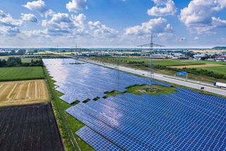 Solarfläche neben einer Autobahn