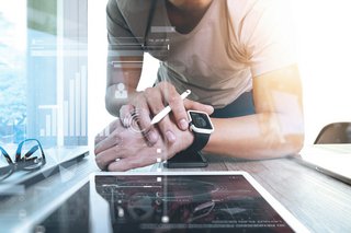 Neue Technologie - Smartwatch und Tablet Neue Technologie - Smartwatch und Tablet