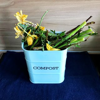 Küchenabfälle für den Komposthaufen im Schrebergarten