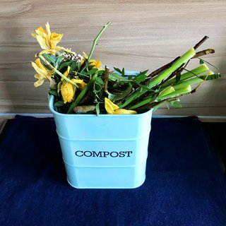 Küchenabfälle für den Komposthaufen im Schrebergarten Küchenabfälle für den Komposthaufen im Schrebergarten