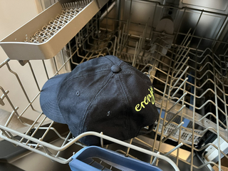 Cap mit Erenja-Aufdruck in einer Spülmaschine