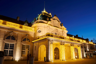 Kurhaus (Kaiserpalais) in weihnachtlicher Beleuchtung