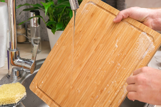 Holzbrettchen wird per Hand gespült.