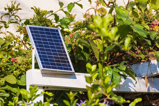 Ein außen angebrachtes Mini-Solarpanel