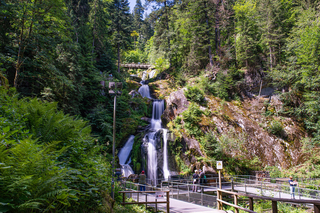 Der Triberger Wasserfall, der mitten im Wald liegen.