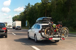 Auto mit Dachgepäck und Fahrradträger