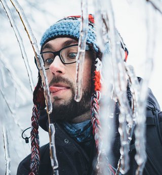 Mann klebt mit Zunge an Eiszapfen