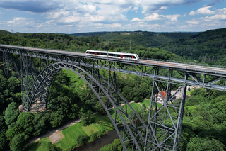 Blick von oben auf die Müngstener Brücke und das Tal darunter.