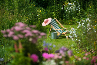 Liegestuhl im Blühgarten