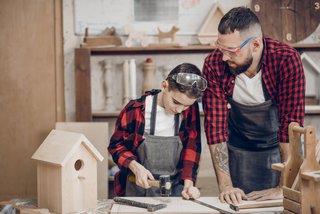 Vater und Sohn bauen Vogelhaus