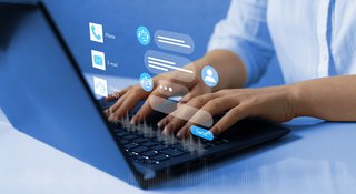 Frau am Laptop im Chat