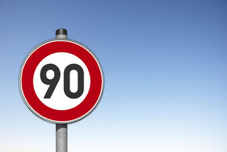 Verkehrszeichen für maximal 90 km/h