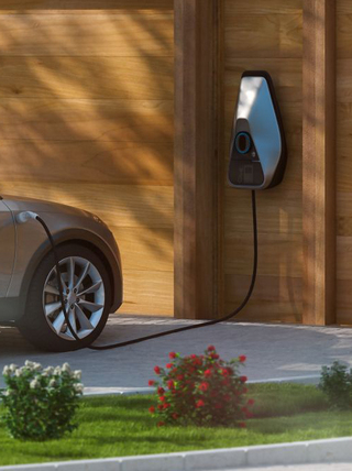 E-Auto wird zuhause an der Wallbox geladen