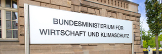 Schild Bundesministerium für Wirtschaft und Klimaschutz vor Gebäude