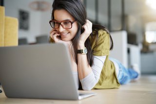 Bild von einer Frau vor einem Laptop