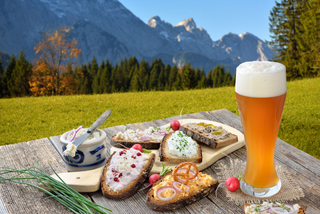 Brotzeit vor Bergkulisse