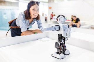 Frau mit Roboter