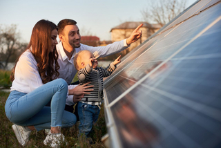 Familie lehnt an einem Solardach