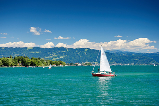 Ein kleines Segelboot auf dem Bodensee.