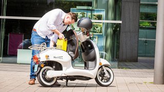 Akkuentnahme beim Kumpan Elektro-Roller kein Problem Akkuentnahme beim Kumpan Elektro-Roller kein Problem