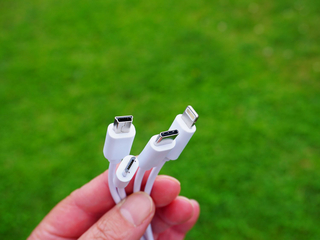 Verschiedene Ladekabel in einer Hand Verschiedene Ladekabel in einer Hand