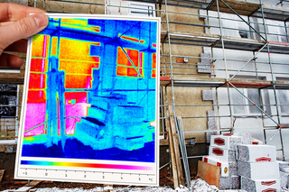 Thermografie-Bild zeigt den geringeren Wärmeverlust einer gedämmten Wand