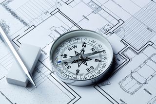 Kompass auf Bauplan