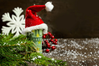 Geldgeschenk weihnachtlich mit Nikolausmütze verpackt