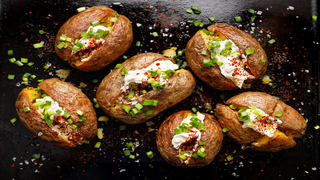 Gefüllte Kartoffeln bruzzeln im Ofen