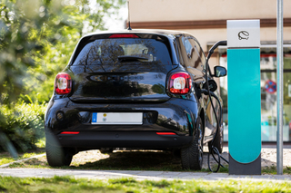 Kleineres E-Auto an einer Ladesäule