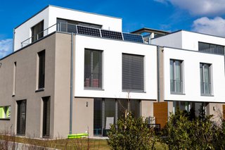 Solarmodule an modernem Neubau