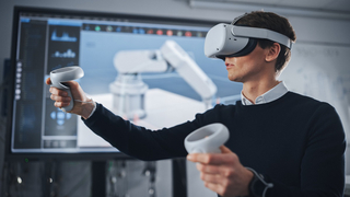 Man lernt die Funktion eines Roboterarms durch eine VR-Brille