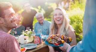 Ob im Garten oder auf dem Balkon grillen ist im Sommer ein Muss